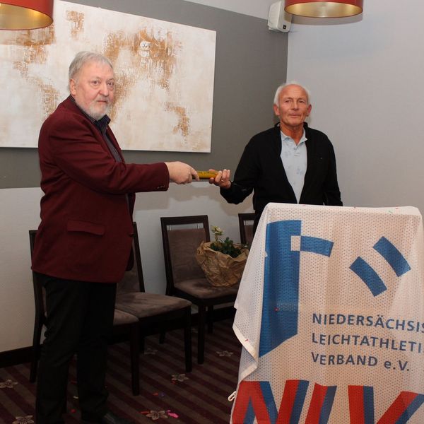 Wolfgang Schirner (li.) übergibt den Staffelstab an Horst Liedke (Foto: E. Mattern).