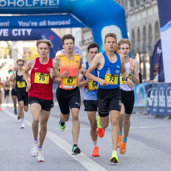 Jonas Kulgemeyer (OTB Osnabrück) führt die Spitzengruppe an